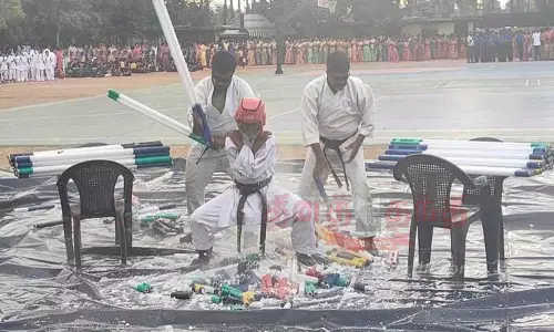 1 நிமிடம் 23 நொடிகளில் 210 டியூப் லைட்டுகளை உடலில் உடைத்து சாதனை படைத்த மாணவி