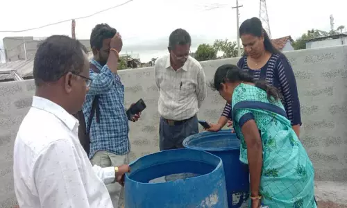 கிணத்துக்கடவு பேரூராட்சியில் டெங்கு தடுப்பு பணிகள் தீவிரம்-மாவட்ட மலேரியா அலுவலர் நேரில் ஆய்வு