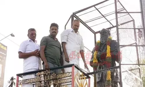 பெரியார் சிலைக்கு அரசியல் கட்சியினர் மரியாதை