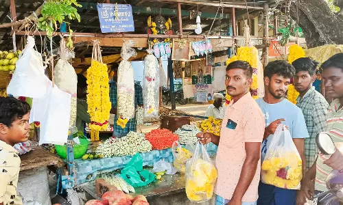 பூஜை பொருட்கள் வாங்க கடைவீதியில் அலைமோதிய மக்கள் கூட்டம்