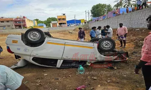 குளத்துக்குள் கார் பாய்ந்து விபத்து