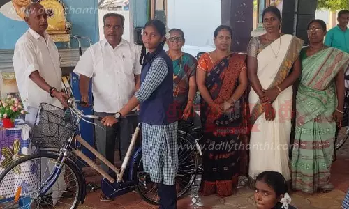 அரசு பள்ளியில் இலவச சைக்கிள்கள் வழங்கும் விழா