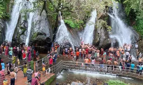 குற்றாலம் ஐந்தருவியில் உற்சாக குளியல்