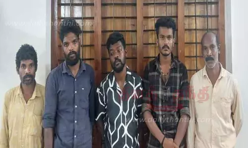 யானை தந்தங்களை வெட்டிய 5 பேர் கைது