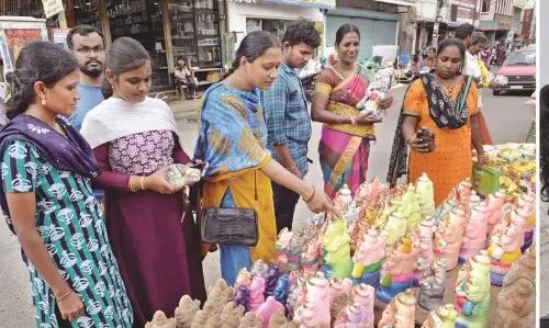 திருப்பூர் கடைவீதிகளில் பொருட்கள் வாங்க குவிந்த மக்கள்