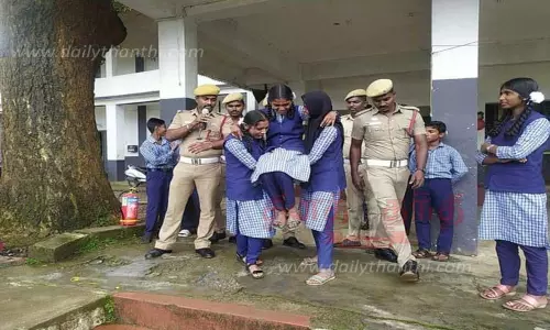 பேரிடர் மீட்பு குறித்து மாணவர்களுக்கு செயல்விளக்கம் பேரிடர் மீட்பு குறித்து மாணவர்களுக்கு செயல்விளக்கம்