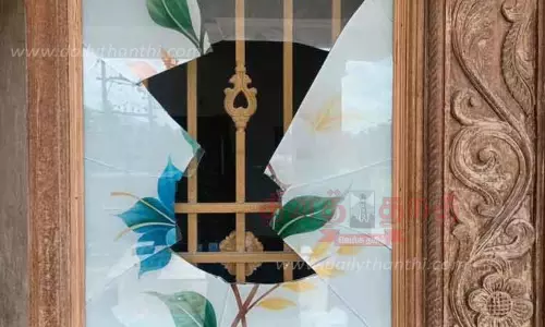 மணல் கடத்தல் குறித்து தகவல் தெரிவித்தவர் வீட்டை சூறையாடிய கும்பல்