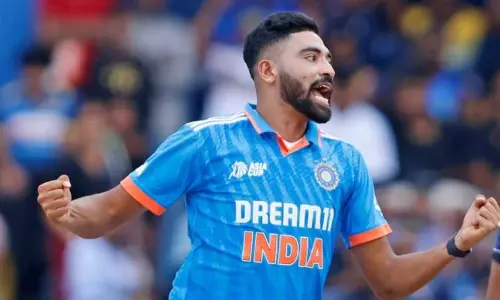 ஆட்ட நாயகன் விருதுக்கு கிடைத்த பரிசுத் தொகையை கொழும்பு மைதான ஊழியர்களுக்கு வழங்கிய சிராஜ்..!