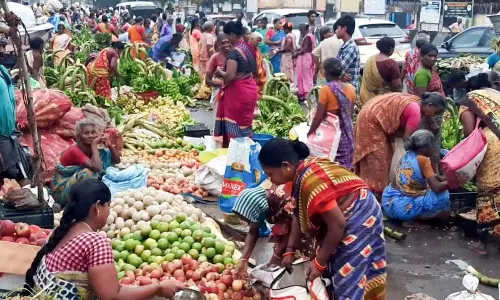 இன்று விநாயகர் சதுர்த்தி விழா: கடலூரில் பூஜை பொருட்கள் விற்பனை மும்முரம் இன்று விநாயகர் சதுர்த்தி விழா: கடலூரில் பூஜை பொருட்கள் விற்பனை மும்முரம்