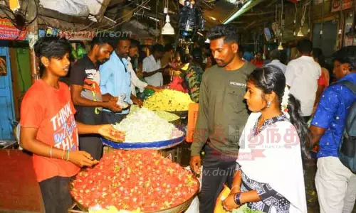 பூஜை பொருட்கள் வாங்க குவிந்த பொதுமக்கள் பூஜை பொருட்கள் வாங்க குவிந்த பொதுமக்கள்