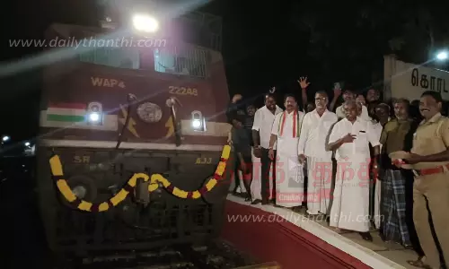 கொரடாச்சேரியில் முதல் முறையாக நின்று சென்ற மன்னை எக்ஸ்பிரஸ் ரெயில்