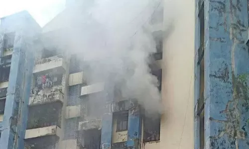 தானேயில் அடுக்குமாடி குடியிருப்பில் திடீர் தீ தானேயில் அடுக்குமாடி குடியிருப்பில் திடீர் தீ