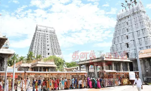 அருணாசலேஸ்வரர் கோவிலில் பக்தர்கள் கூட்டம் அலைமோதியது