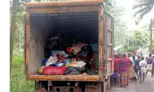 மருத்துவ கழிவுகளை கொட்ட வந்த 3 லாரிகளை சிறை பிடித்த பொதுமக்கள்