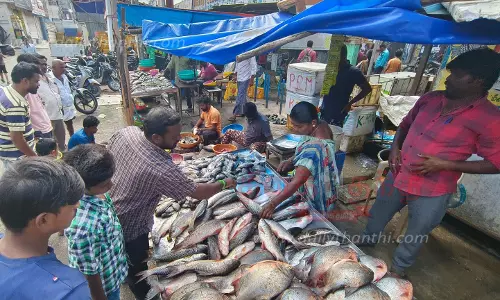 புரட்டாசி மாத பிறப்பை முன்னிட்டுஇறைச்சி கடைகளில் அலைமோதிய மக்கள் கூட்டம்