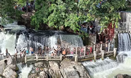 நீர்வரத்து வினாடிக்கு 5 ஆயிரம் கனஅடியாக அதிகரிப்பு:ஒகேனக்கல்லில் குவிந்த சுற்றுலா பயணிகள்அருவியில் குளித்தும், பரிசலில் சென்றும் மகிழ்ந்தனர்