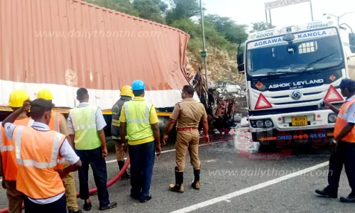 தொப்பூர் கணவாயில்கன்டெய்னர்-கியாஸ் டேங்கர் லாரி மோதி டிரைவர் சாவு