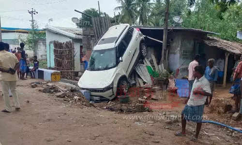 வீட்டின் மீது மோதி தலைகீழாக நின்ற காரால் பரபரப்பு