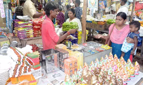 பூஜை பொருட்கள் விற்பனை மும்முரம்