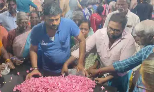 கரூரில் பூக்களின் விலை கிடுகிடு உயர்வு கரூரில் பூக்களின் விலை கிடுகிடு உயர்வு