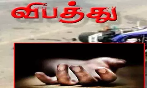 தேவகோட்டை அருகே பாலத்தின் தடுப்பு சுவரில் மோட்டார் சைக்கிள் மோதி வாலிபர் பலி  மற்றொருவர் படுகாயம்