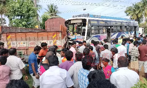 பஸ் மோதி எல்.ஐ.சி. முகவர் பலி