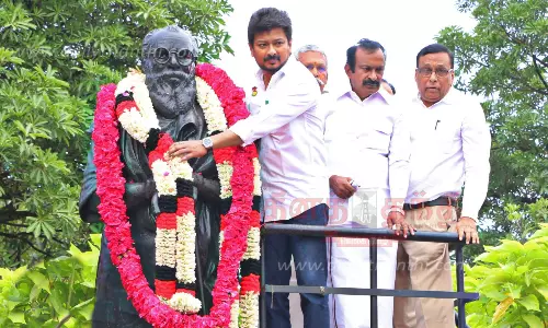 சேலத்தில் பெரியார் சிலைக்கு அமைச்சர் உதயநிதி ஸ்டாலின் மரியாதை