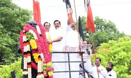 பெரியார் சிலைக்கு எடப்பாடி பழனிசாமி மாலை அணிவித்து மரியாதை