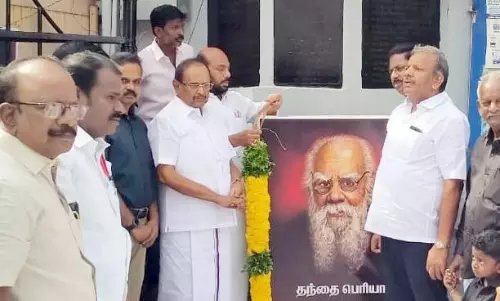 பெரியார் உருவப்படத்திற்கு அரசியல் கட்சியினர் மாலை அணிவிப்பு