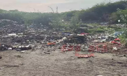 வைப்பாற்றில் கொட்டப்படும் குப்பைகள்