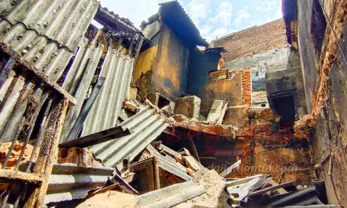 ஓட்டல் சுவர் இடிந்து விழுந்ததில் கட்டிட மேஸ்திரி உள்பட 2 பேர் பலி