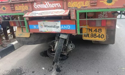 லாரி மீது மோட்டார்சைக்கிள் மோதி ஐ.டி.ஐ. மாணவர் பலி