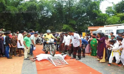 150 மோட்டார் சைக்கிள்களை உடலில் ஏற்றி வாலிபர் சாதனை