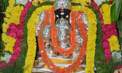 கிருஷ்ணகிரி மாவட்டத்தில் சதுர்த்தி விழா:விநாயகர் கோவில்களில் சிறப்பு பூஜை1,300 சிலைகள் வைத்து பக்தர்கள் வழிபாடு கிருஷ்ணகிரி மாவட்டத்தில் சதுர்த்தி விழா:விநாயகர் கோவில்களில் சிறப்பு பூஜை1,300 சிலைகள் வைத்து பக்தர்கள் வழிபாடு