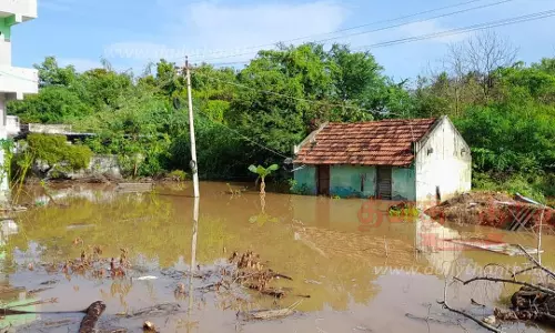 ஊத்தங்கரை பகுதியில் கனமழை:வீடுகளுக்குள் தண்ணீர் புகுந்ததால் பொதுமக்கள் சாலை மறியல்