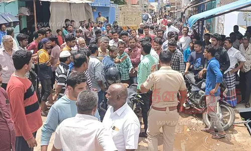 பாலக்கோட்டில் கோவில் நுழைவுவாயில் அமைக்க எதிர்ப்புஇருசமூகத்தினர் வாக்குவாதத்தால் பரபரப்பு