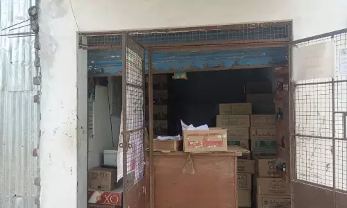 டாஸ்மாக் கடையின் பூட்டை உடைத்து ரூ.4¾ லட்சம் கொள்ளை