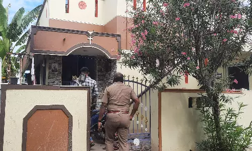 வீடுகளின் பூட்டை உடைத்து 13½ பவுன் நகைகள் திருட்டு