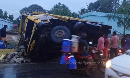 பள்ளிக்கூட சுற்றுச்சுவரில் மோதி கவிழ்ந்த லாரி