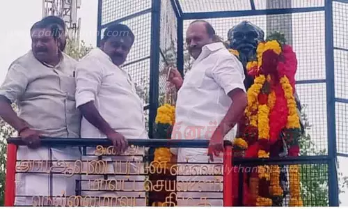 பெரியார் சிலைக்கு அ.தி.மு.க.வினர் மரியாதை