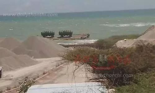 கூடங்குளத்தில் தரை தட்டிய மிதவை கப்பலை மீட்க புதிய முயற்சி; கடலுக்குள் சாலை அமைக்கும் பணி தொடங்கியது கூடங்குளத்தில் தரை தட்டிய மிதவை கப்பலை மீட்க புதிய முயற்சி; கடலுக்குள் சாலை அமைக்கும் பணி தொடங்கியது