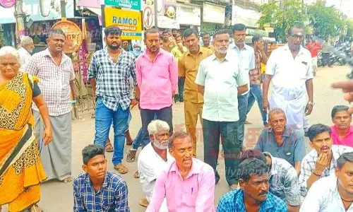 சாக்கடை நீர் வெளியேறியதால் வியாபாரிகள் திடீர் மறியல்