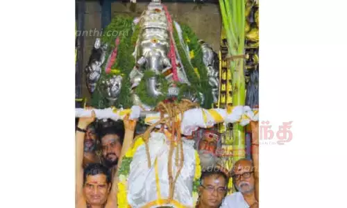 சதுர்த்தியையொட்டி மீனாட்சி அம்மன் கோவிலில் முக்குறுணி விநாயகருக்கு வெள்ளிக்கவச அலங்காரம்- 18 படியில் மெகா கொழுக்கட்டை படையல்