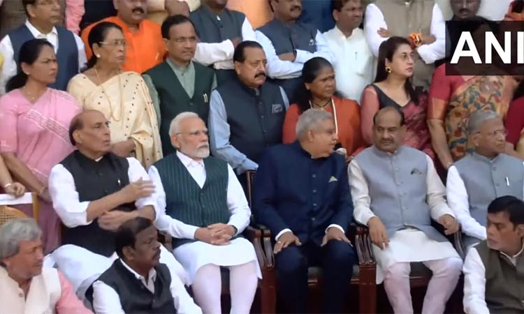 நாடாளுமன்ற எம்.பிக்களுடன்  'குழு புகைப்படம்' எடுத்த பிரதமர் மோடி