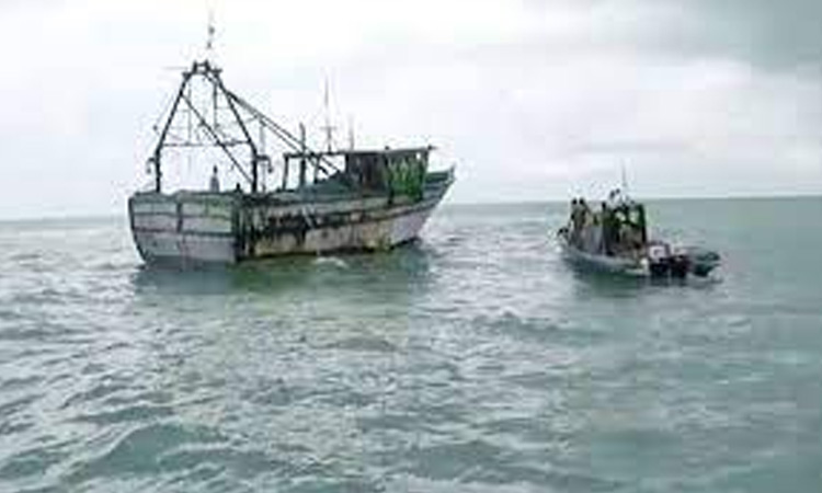 துப்பாக்கியால் சுட்டு தமிழக மீனவர்கள் விரட்டியடிப்பு - நடுக்கடலில் அதிர்ச்சி