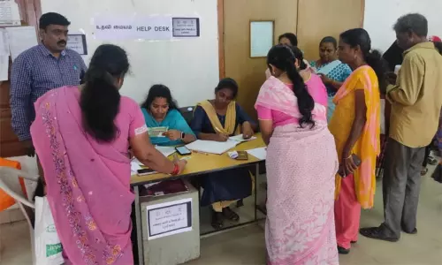 மகளிர் உரிமைத்தொகை: உதவி மையங்கள் செயல்பட தொடங்கின மகளிர் உரிமைத்தொகை: உதவி மையங்கள் செயல்பட தொடங்கின