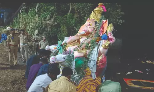 மடத்துக்குளம் அமராவதி ஆற்றில் 27 விநாயகர் சிலைகள் கரைப்பு மடத்துக்குளம் அமராவதி ஆற்றில் 27 விநாயகர் சிலைகள் கரைப்பு