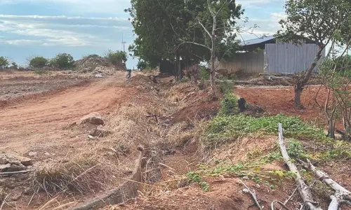 பாசன வாய்க்காலை அழித்து பாதை அமைப்பு பாசன வாய்க்காலை அழித்து பாதை அமைப்பு