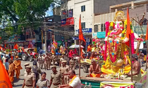 தேனி உள்பட 9 இடங்களில்பலத்த பாதுகாப்புடன் விநாயகர் சிலைகள் ஊர்வலம்:நீர்நிலைகளில் கரைப்பு