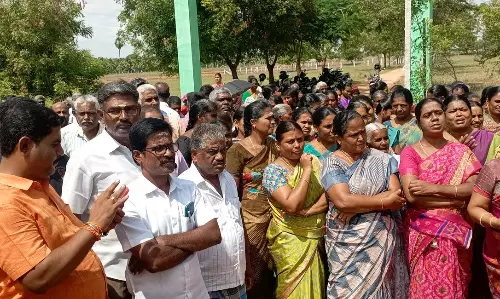 டாஸ்மாக் பாரில் பொதுமக்கள் முற்றுகை டாஸ்மாக் பாரில் பொதுமக்கள் முற்றுகை